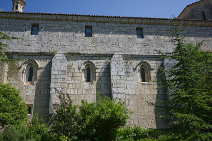 Exterior de la nave sur de la iglesia del monasterio de la Espina